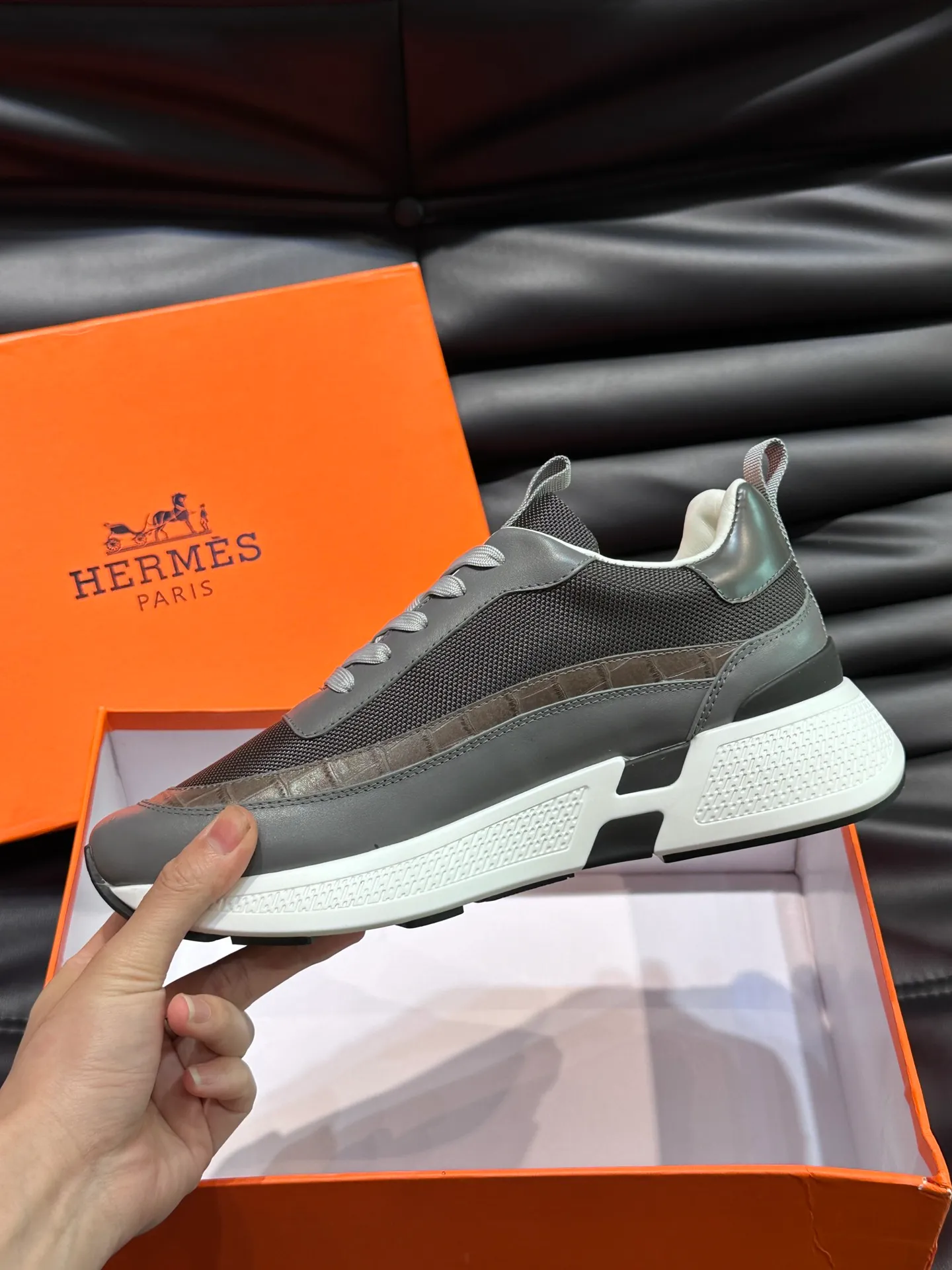 Factory price: 520💰HERMES/Hermes Hugo thick-soled sneakers are casual men's shoes. These sneakers are made of imported first-layer cowhide leather and breathable mesh design. The contrasting color design creates a dynamic and modern shape. The front end of the toe is decorated with natural-color rubber inlays, making it novel and fashionable. The texture is incomparable, with cowhide lining and cowhide foot pads, the upper foot is comfortable and breathable, and the rubber sole is decorated with geometric patterns and iconic "H" details. A very personal one! Size: 39-44 (customized at 38.45)